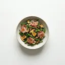 Grüne-Bohnen-Salat (gegart) mit Steinpilzen, Parmaschinken und warmer Essigmarinade