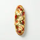 Pizzabaguette mit Gemüse und Schafskäse überbacken
