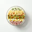 Schichtsalat mit Gemüse, Früchten, Käse, Eiern, Schinken und Mayonnaise mit Zitronensaft