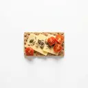 Weizenvollkornknäckebrot mit Käse, Ölsamen und Tomaten
