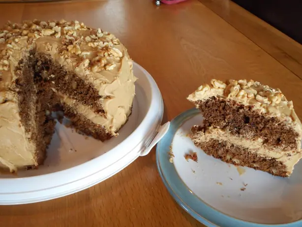 Foto von Klassischer Kaffee-Walnuss-Kuchen (Coffee and Walnut Cake) – fertig angerichtet