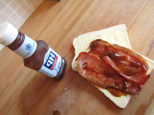 Foto von Klassische britische Brown Sauce – fertig angerichtet