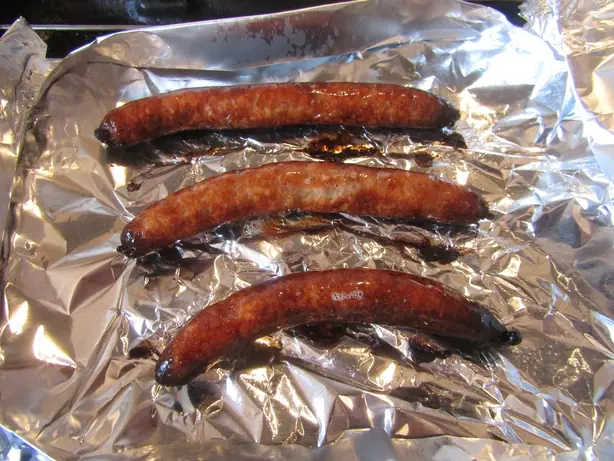 Foto von Hausgemachte Chipolata-Würstchen – fertig angerichtet