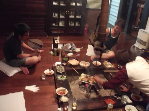 Foto von Robatayaki – Japanische Grillkunst am Tisch – fertig angerichtet