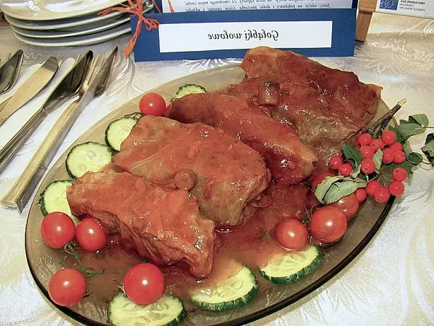 Foto von Klassische Kohlrouladen (Krautwickel) – fertig angerichtet