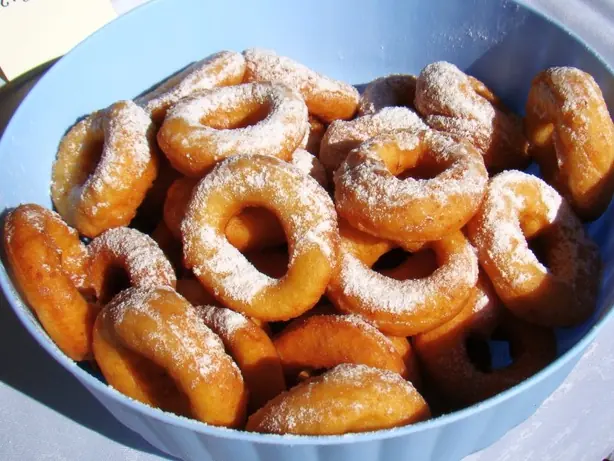 Foto von Pączki (Polnische Krapfen) – fertig angerichtet