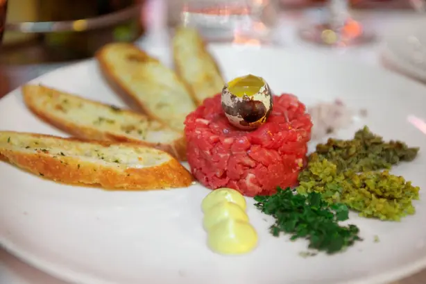 Foto von Klassisches Beef Tatar – fertig angerichtet
