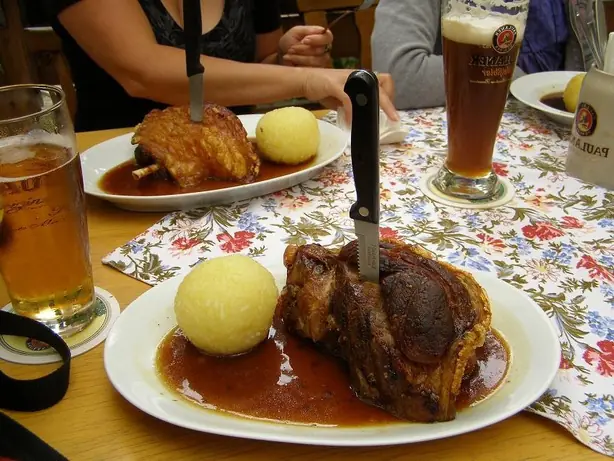 Foto von Klassische Kartoffelklöße (Halb und Halb) – fertig angerichtet
