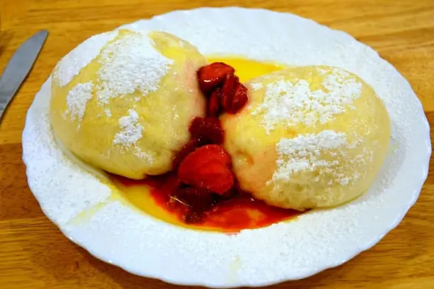 Foto von Klassische bayerische Dampfnudeln – fertig angerichtet