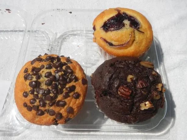 Foto von Klassische Amerikanische Muffins (Grundrezept) – fertig angerichtet