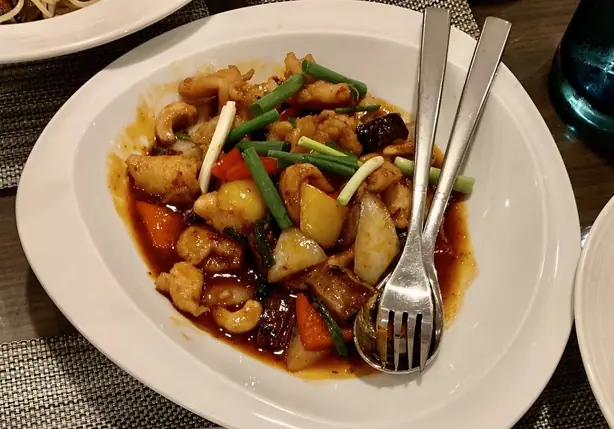 ไก่ผัดเม็ดมะม่วงหิมพานต์ 02 – Foto: Chainwit. (CC BY-SA 4.0)