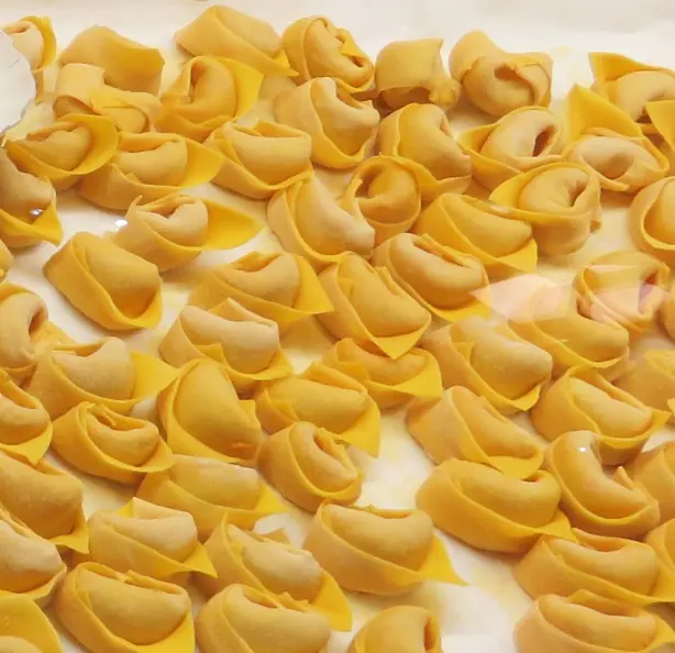 Foto von Klassische Cappelletti in Brodo (Hausgemachte 'Hütchen') – fertig angerichtet