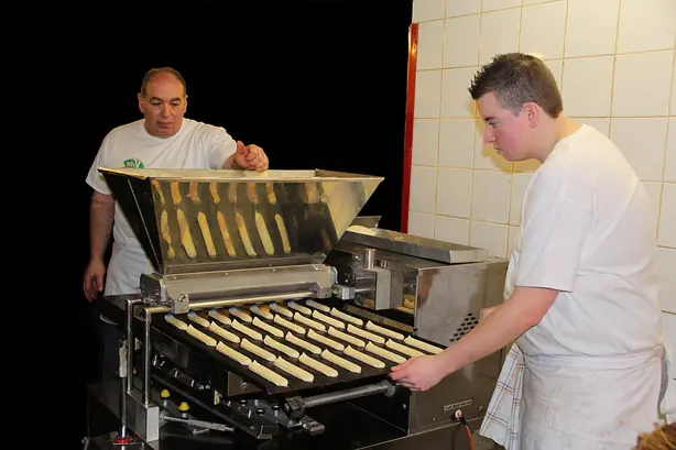 Foto von Klassische französische Éclairs mit Vanille-Creme – fertig angerichtet