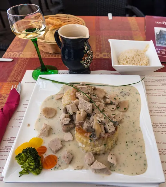 Foto von Klassische Fleischpastete im Teigmantel (Pâté en croûte) – fertig angerichtet