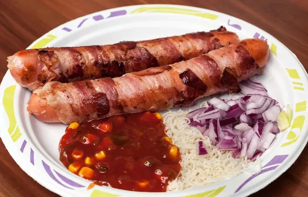 Foto von Original Berner Würstel – fertig angerichtet
