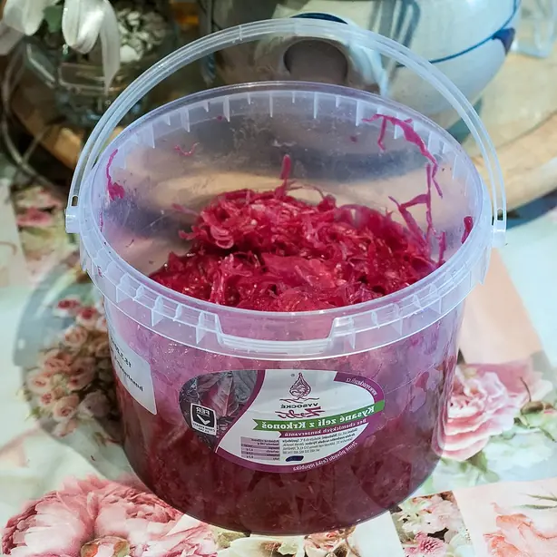 Foto von Vepřo-knedlo-zelo (Schweinebraten mit böhmischen Knödeln und Kraut) – fertig angerichtet