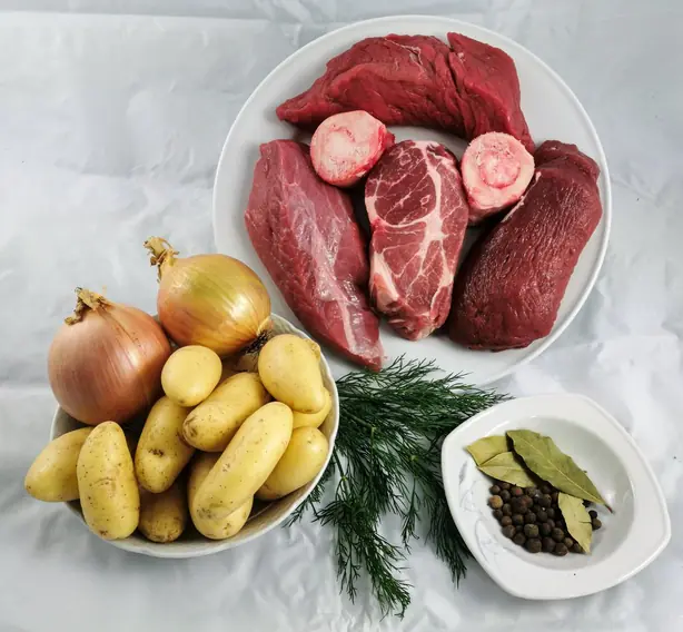 Foto von Karelischer Fleischtopf (Karjalanpaisti) – fertig angerichtet