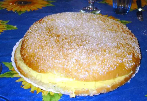Foto von Klassische französische Brioche (Brioche à Tête) – fertig angerichtet