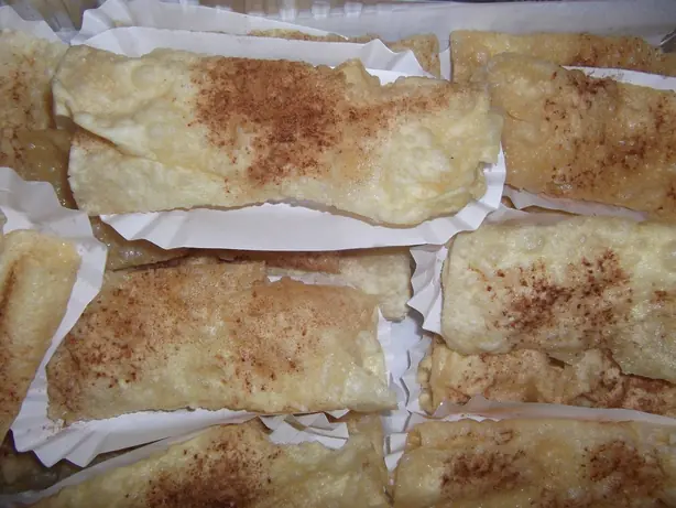 Foto von Griechische Diples (Honigschleifen) – fertig angerichtet