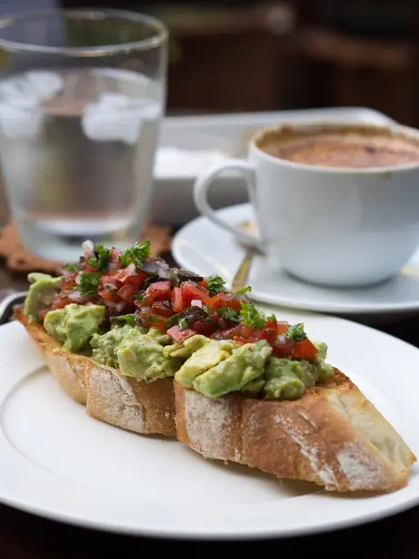 Foto von Klassischer Avocado-Toast – fertig angerichtet