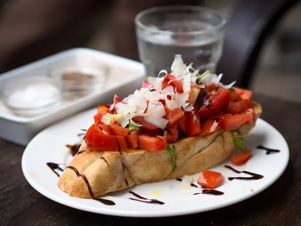Foto von Klassische italienische Bruschetta (Bruschetta al Pomodoro) – fertig angerichtet