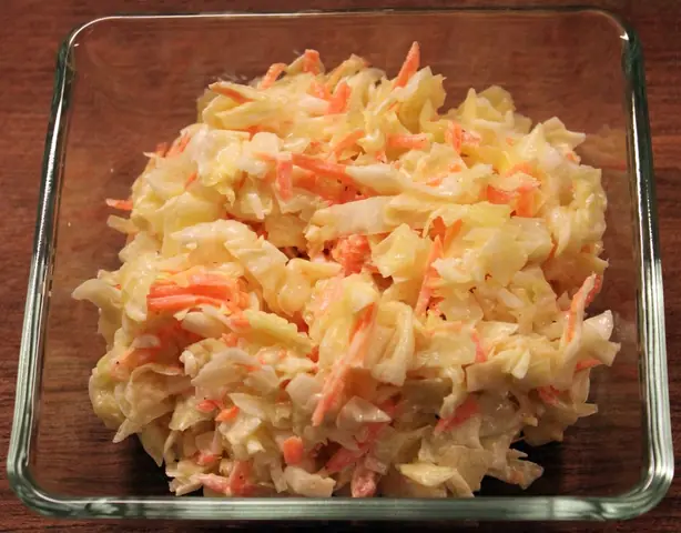 Foto von Klassischer Coleslaw (Amerikanischer Krautsalat) – fertig angerichtet