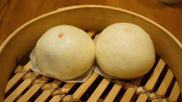Foto von Da Bao – Traditionelles chinesisches Riesen-Dampfbrötchen – fertig angerichtet
