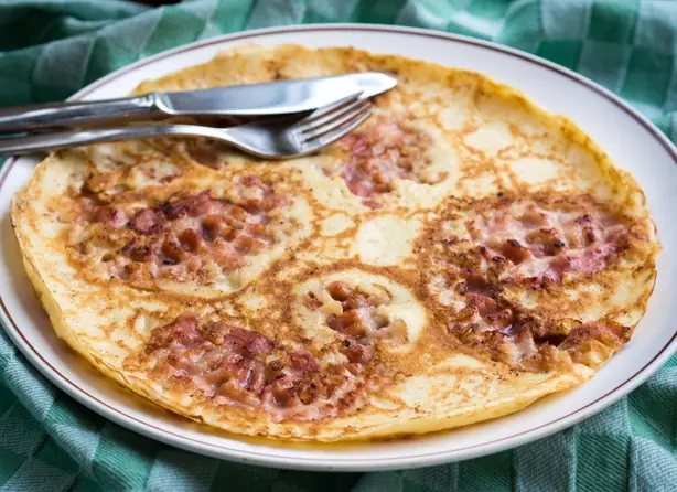 Foto von Holländische Pannenkoeken (Traditionelle Pfannkuchen) – fertig angerichtet