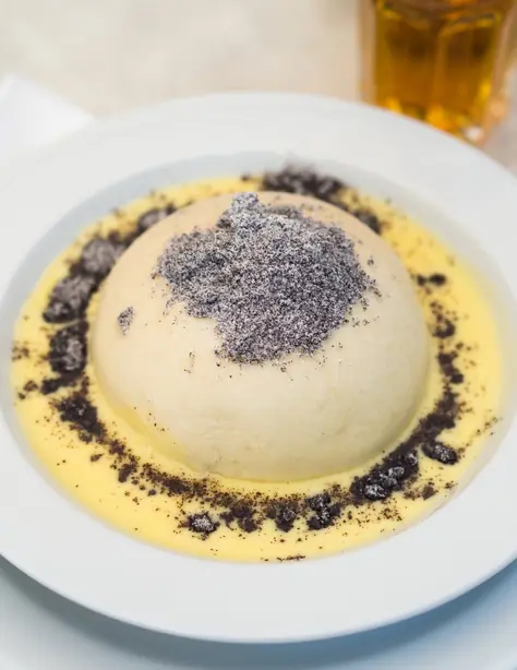 Foto von Klassische Wiener Germknödel mit Powidl – fertig angerichtet