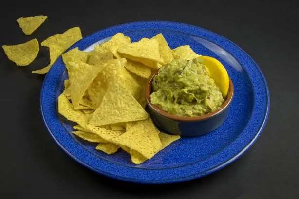 Foto von Klassische mexikanische Guacamole – fertig angerichtet