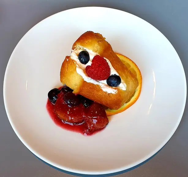 Foto von Klassischer Baba au Rhum – fertig angerichtet