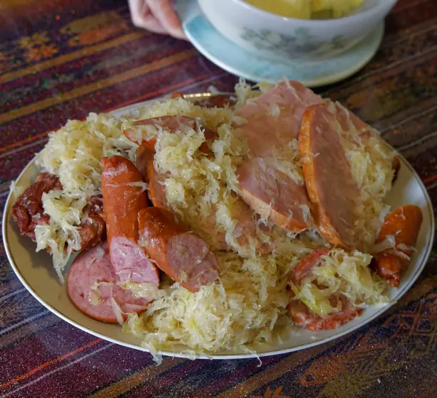 Foto von Elsässer Sauerkrautplatte (Choucroute garnie) – fertig angerichtet