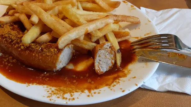 Foto von Echte Berliner Currywurst – fertig angerichtet