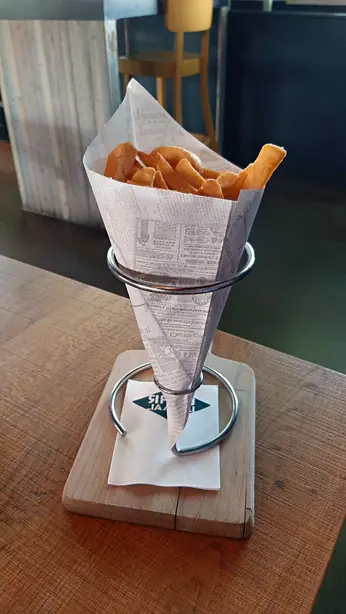 Foto von Klassische hausgemachte Pommes frites – fertig angerichtet