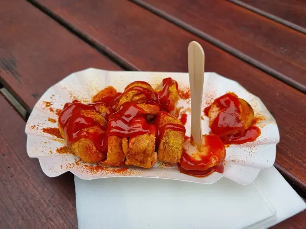 Foto von Berliner Currywurst mit hausgemachter Currysauce – fertig angerichtet