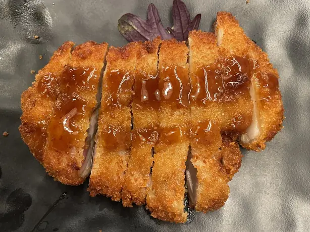 Foto von Japanisches Hähnchen-Katsu (Chicken Katsu) – fertig angerichtet