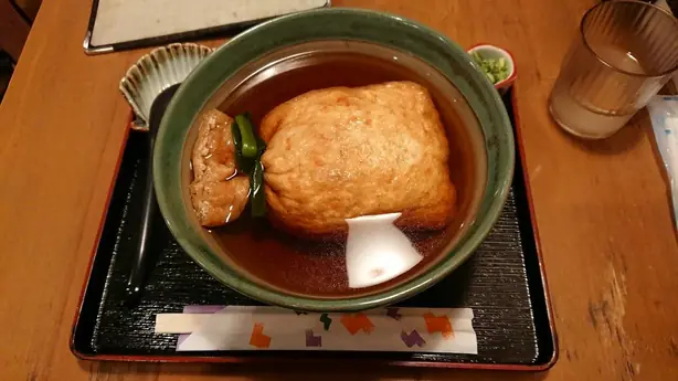 Foto von Abura-age (Japanische frittierte Tofutaschen) – fertig angerichtet