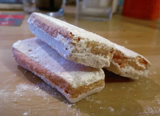 Foto von Rosa Biskuits aus Reims (Biscuit rose de Reims) – fertig angerichtet