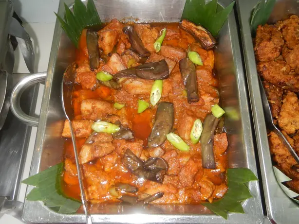 Foto von Binagoongang Baboy (Philippinisches Schweinefleisch in Garnelenpaste) – fertig angerichtet