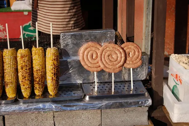 ぐるぐるソーセージ 焼きもろこし (4457622554) – Foto: Thomas Au (CC BY 2.0)