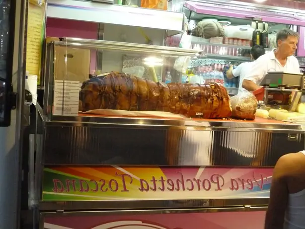 Foto von Klassische Italienische Porchetta (Ariccia-Art) – fertig angerichtet