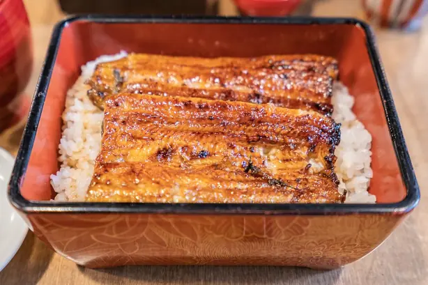 Foto von Klassisches Unagi Kabayaki (Gegrillter Aal) – fertig angerichtet