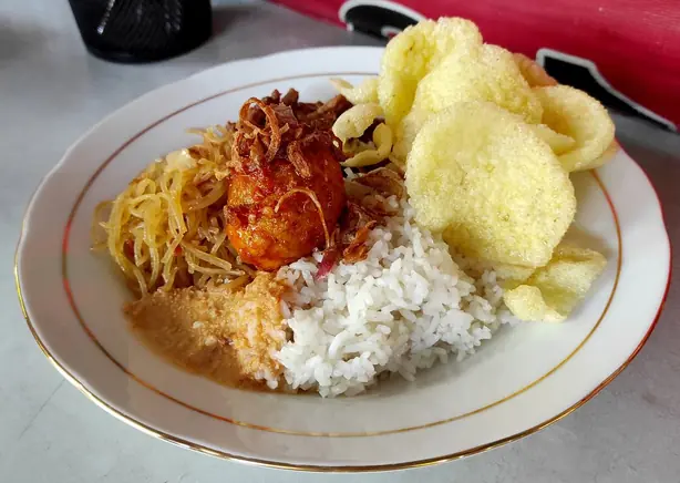 Foto von Bihun Goreng (Indonesische gebratene Reisnudeln) – fertig angerichtet