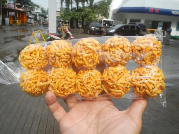 Foto von Philippinischer Puffreis-Snack (Ampaw) – fertig angerichtet