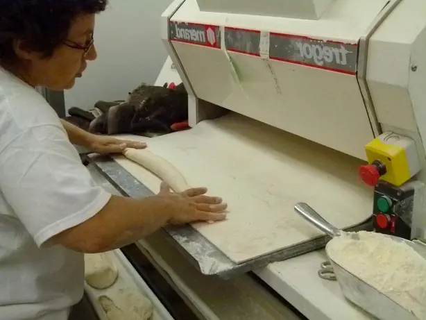 Foto von Klassisches französisches Baguette (Baguette de Tradition) – fertig angerichtet