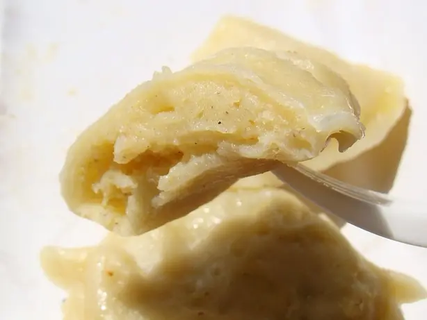 Foto von Anguillanischer Saltfish mit Johnny Cakes – fertig angerichtet