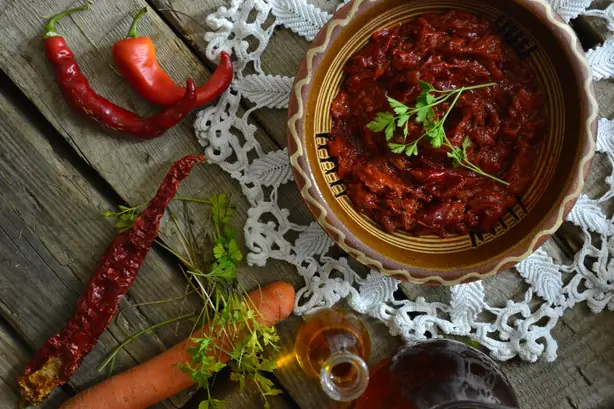 Foto von Ljutenica – Herzhafter bulgarischer Paprika-Tomaten-Aufstrich – fertig angerichtet