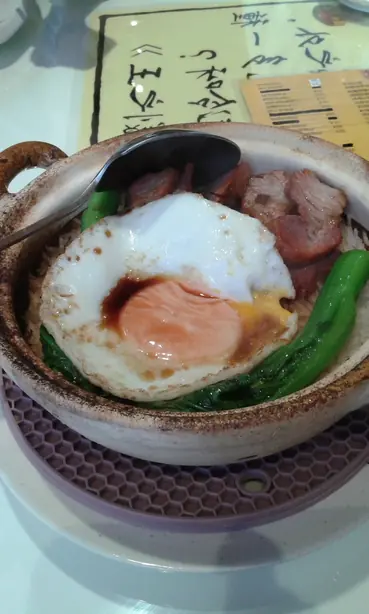 Foto von Kantonesischer Tontopf-Reis (Bao Zai Fan) – fertig angerichtet