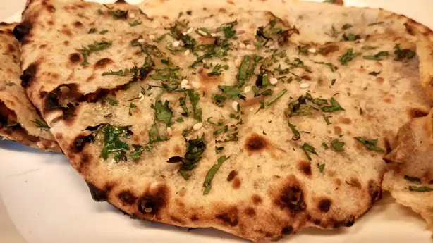 Foto von Traditionelles Kulcha (Indisches Fladenbrot) – fertig angerichtet
