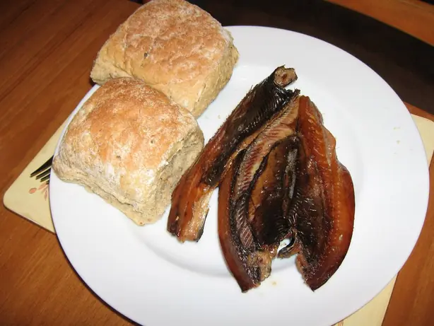 Foto von Traditionelle Craster Kipper (Geräucherte Heringe) – fertig angerichtet